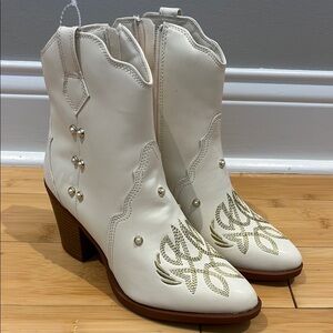 MIA Cheyenne Western Ankle Boots Ivory size 8